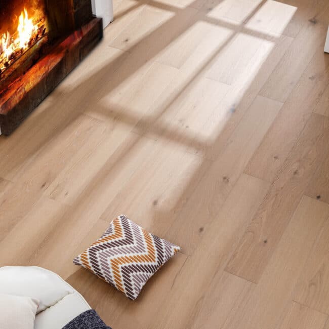 Pavimento SPC della collezione -Hybrid- installato in una zona giorno con camino e poltrona.