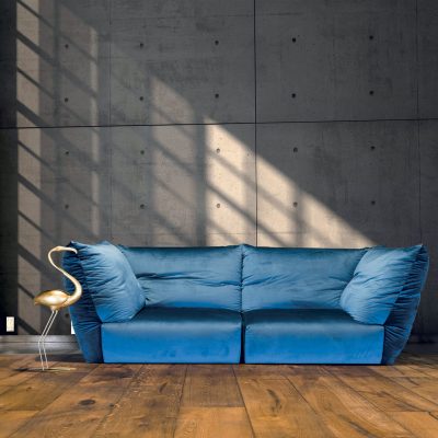 Parquet per interni in legno naturale del modello Duecento 40 posato in un salotto con divano blu a Torino.