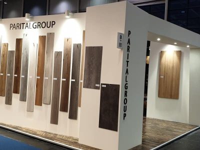 Esposizione di pavimenti in SPC, legno naturale e vinilici alla fiera Domotex di Hannover del 2019.
