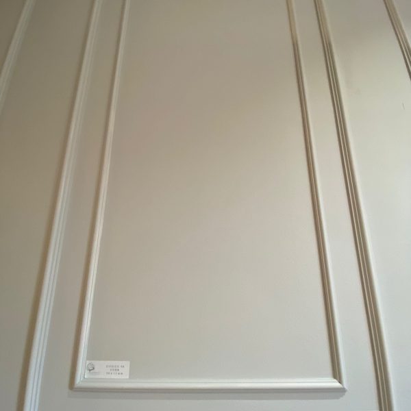 Boiserie-bianca-parete-vista-dal-basso