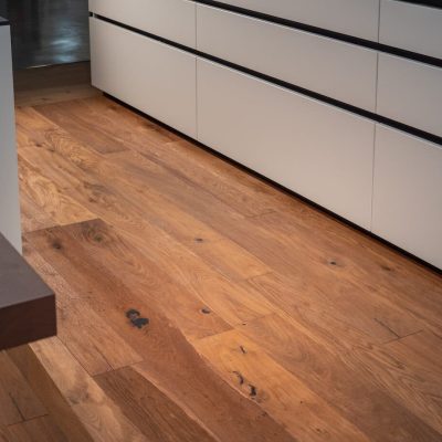 Pavimento in legno naturale del modello Cento50 posato in una cucina moderna a Torino.