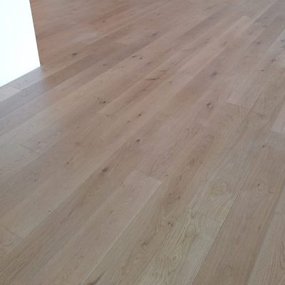 Pavimento in legno naturale rustico dai toni chiari, modello City.