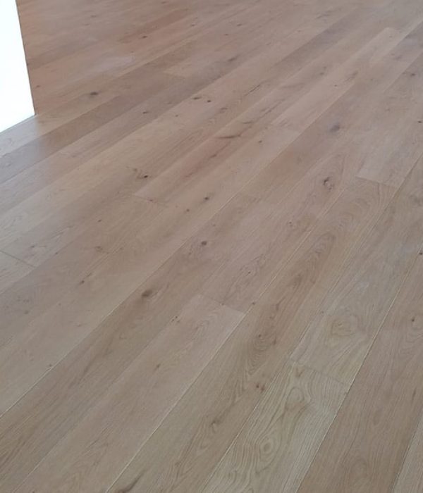 Pavimento in legno naturale rustico dai toni chiari, modello City.