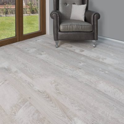 Pavimento in legno naturale di Rovere per interni, del modello Fuoco nella colorazione "Etna", posato in una casa a Torino.