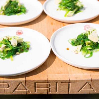 Tagliere in legno, con sopra dei piatti, realizzato da Partial, esperti di pavimenti e articoli in legno a Torino.