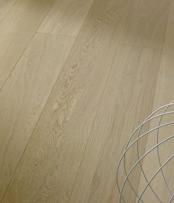 Dettaglio del parquet in legno naturale per interni Contemporanea, posato in un appartamento a Torino.