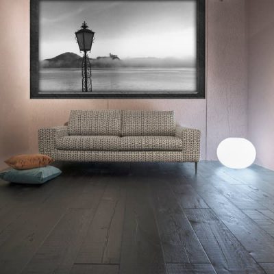 Zona living con pavimento in legno scuro del modello Casati XL, realizzato da Parital, produttori di parquet a Torino.