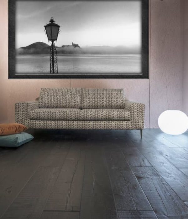 pavimento in legno scuro